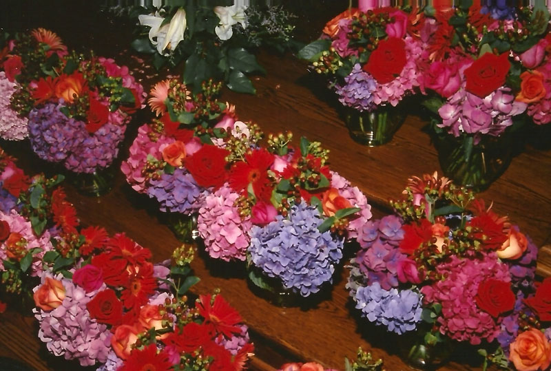 Floral arrangements for an event all in a row.